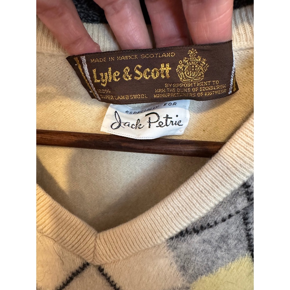 Lyle & Scott Mens Argyle V-NeckSweater 100% Lambswool Scotland Cream Yellow Grey - Picture 2 of 3